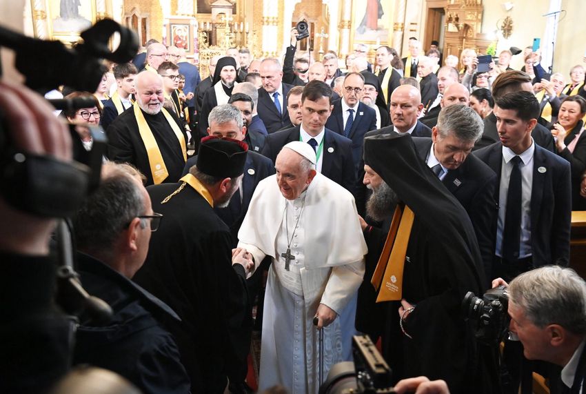 A hajdúdorogi metropolita fogadta a Rózsák terén a pápát
