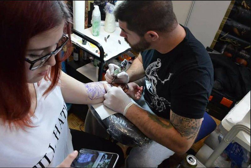 Sérült gyerekekért jótékonykodnak a tetoválók Debrecenben