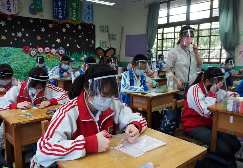 Iskolazár Pekingben; újra felütötte fejét a vírus