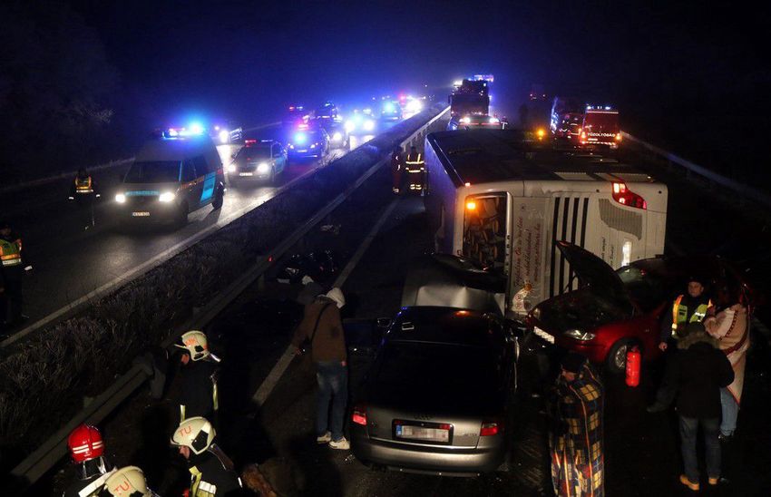 Tragédia: egy másik autó miatt borult fel a debreceni busz