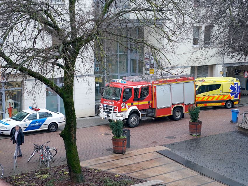 Idős emberhez riasztották a tűzoltókat Debrecenben