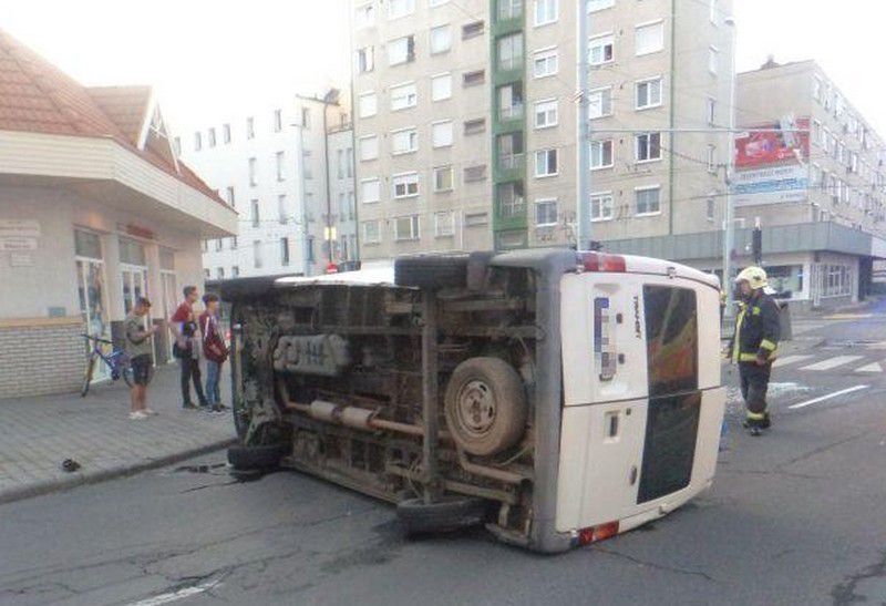 Kisteherautó nagy karambolja a debreceni belvárosban
