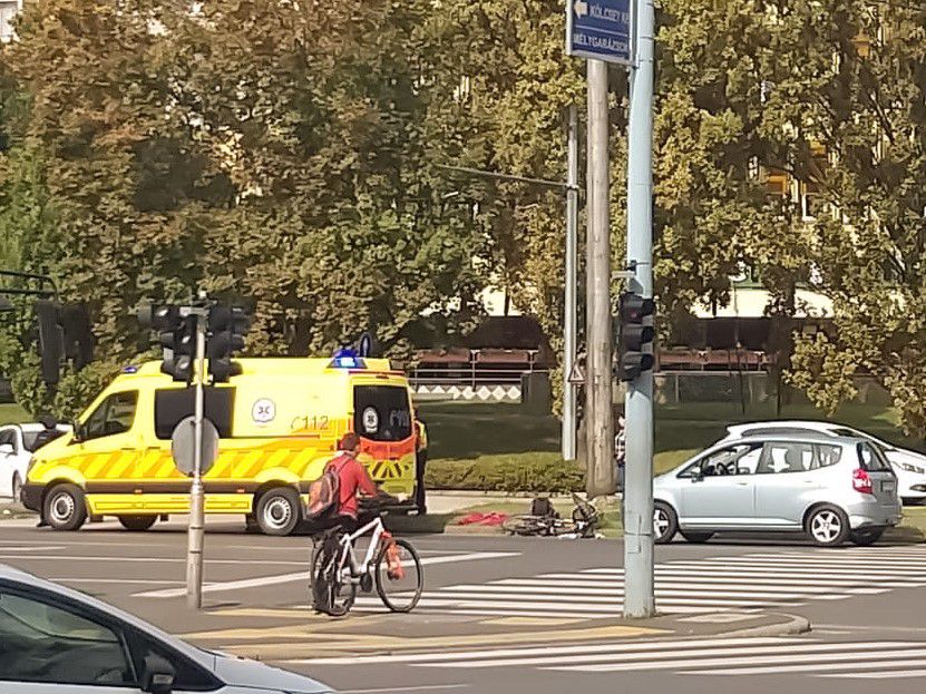 Biciklis gurult autó elé Debrecenben