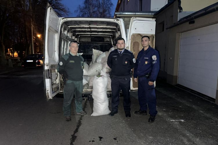 260 kiló mohát rejtett a Szerencsnél ellenőrzött furgon