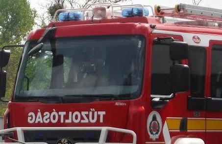 Villanyoszlopnak rohant a kocsi Debrecennél