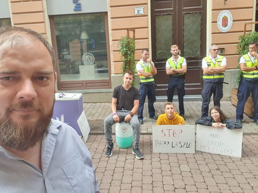 Debreceni Momentum: valljon színt a polgármester!