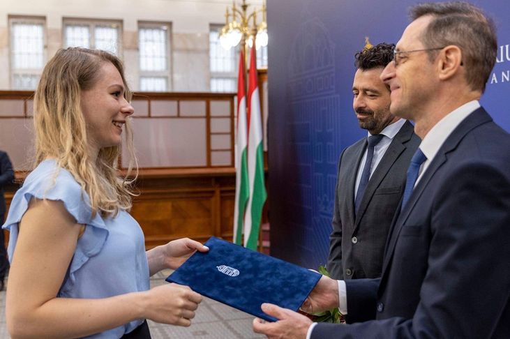 Debreceni hallgató vett át díjat a pénzügyminisztertől