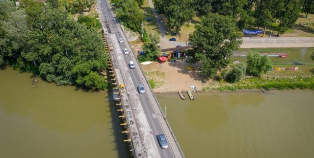 Megkezdték a tokaji Tisza-híd felújítását