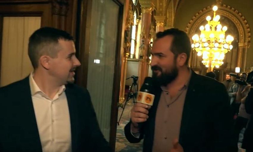 Két Fidesz-párti újságírót kitiltottak a Parlamentből