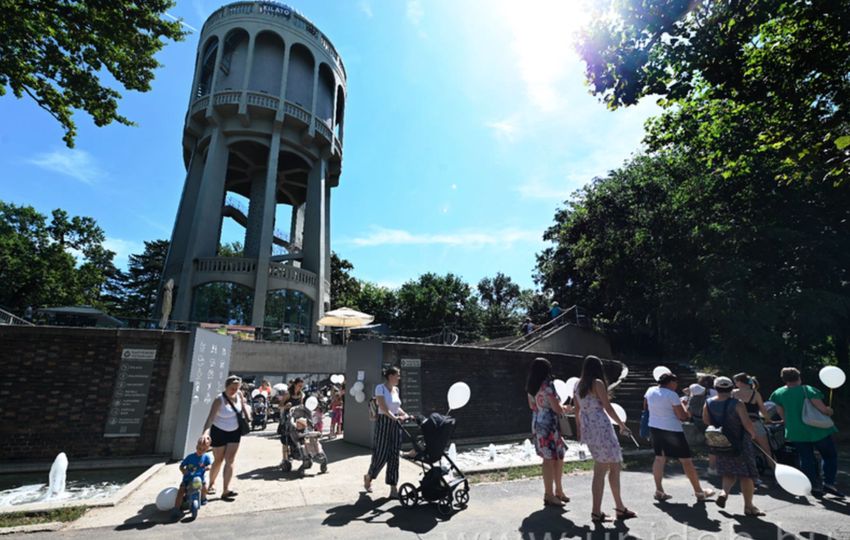 Sétával hívták fel a figyelmet a szoptatás fontosságára
