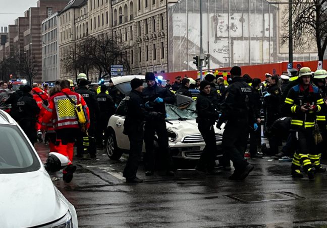 Demonstrálók közé hajtott egy autós Münchenben