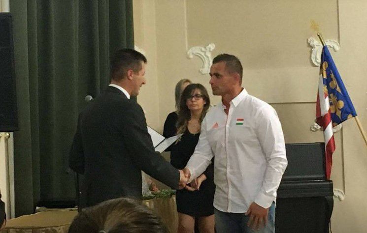 A hajdúhadházi polgármester kitüntette a debreceniek edzőjét. Hogy is van ez?