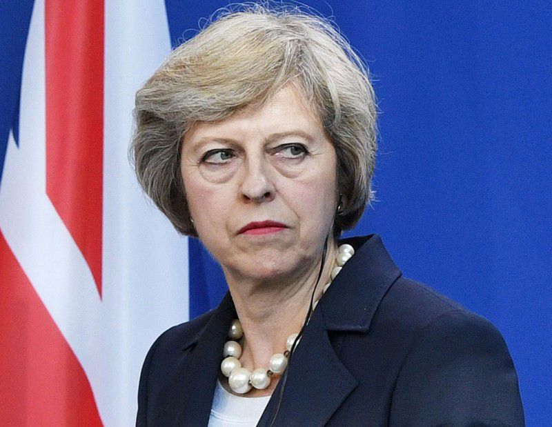 Bocsánatot kért Theresa May