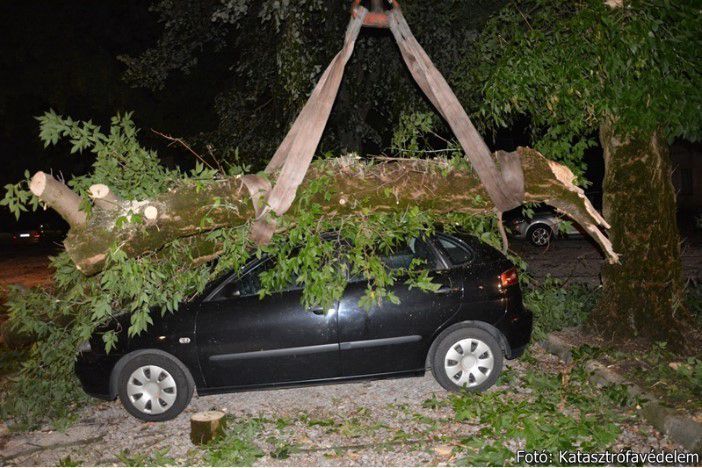 Még mindig a vihar nyomait takarítják Debrecenben és Szoboszlón