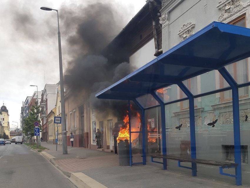 A buszmegállót sem kímélte egy lángoló kuka Debrecen belvárosában