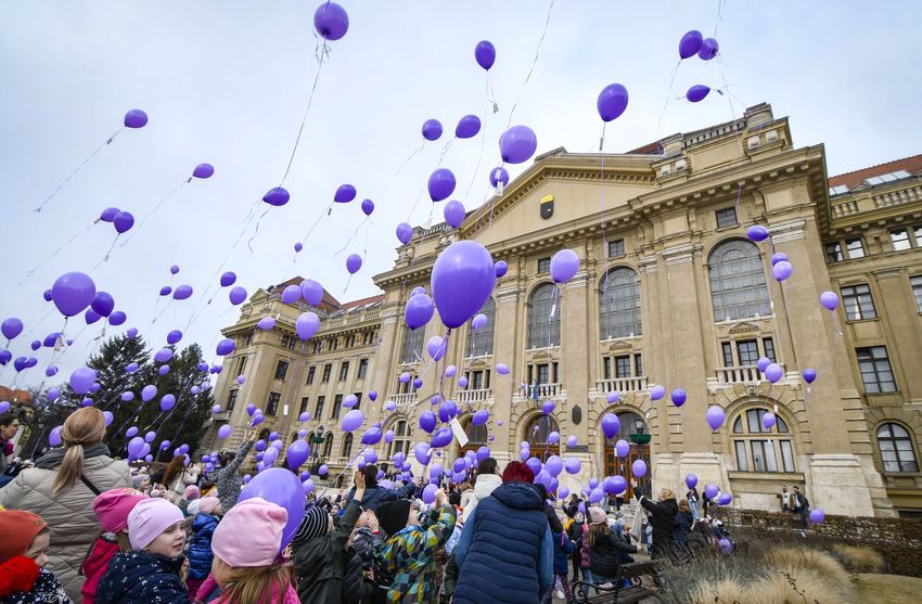 Lila lufik vitték a gyerekek üzeneteit Debrecen kék ege felé