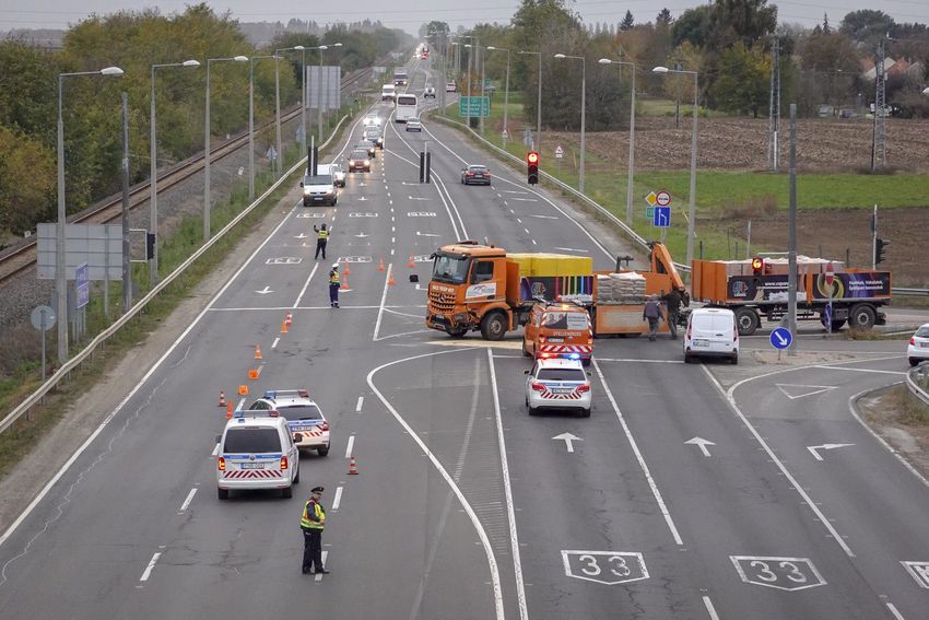 Megsérült egy kisteherautó vezetője Debrecennél