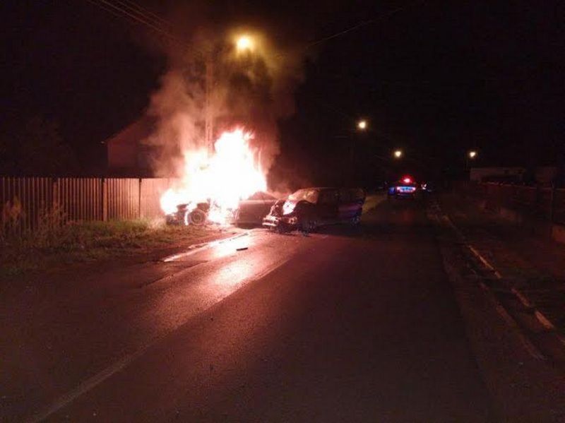 Pénzügyőrök elől menekülve karambolozott és kigyulladt egy autó