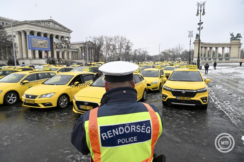 Kedvezőbb adózás érdekében tüntettek a taxisok