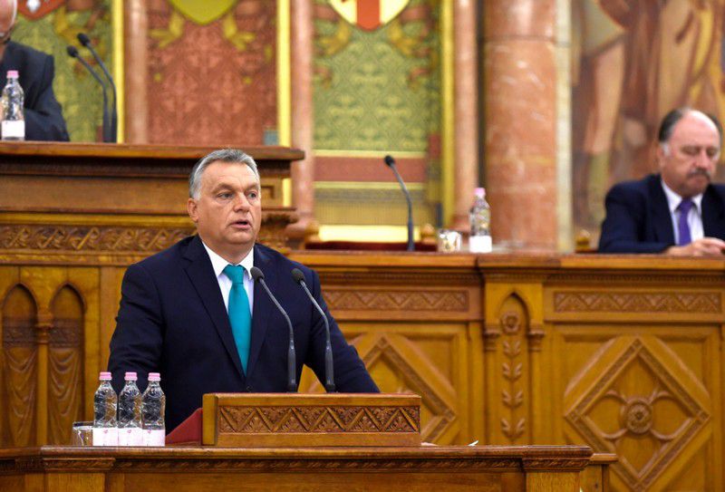 Orbán Viktor megint rezsit csökkent