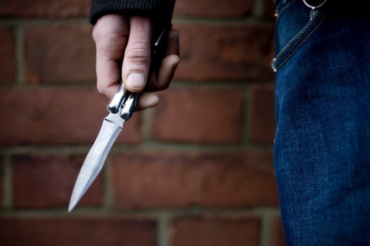 Késsel raboltak ki egy boltot Debrecenben