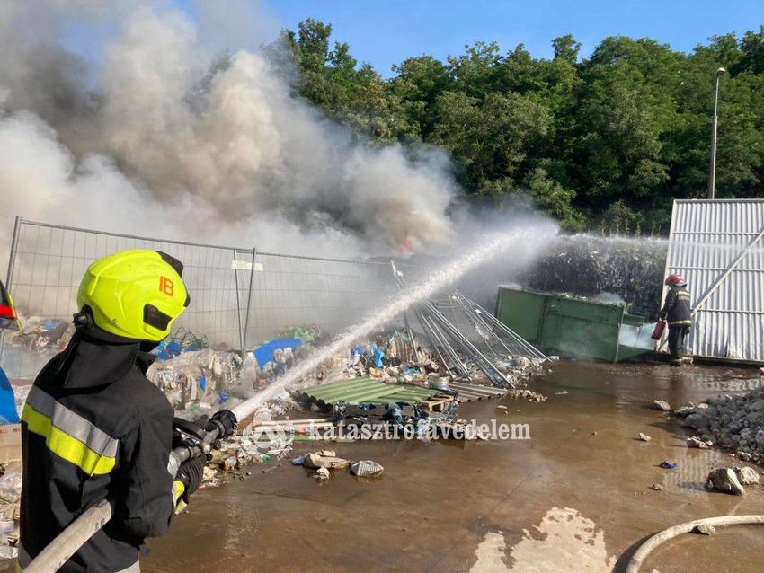 Lángok a nyíregyházi hulladéktelepen: még dolgoznak a tűzoltók