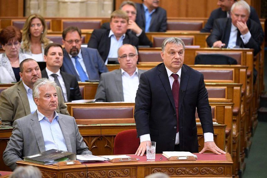 Orbán Viktort lekommunistázták, az MSZP-sek nem tapsoltak