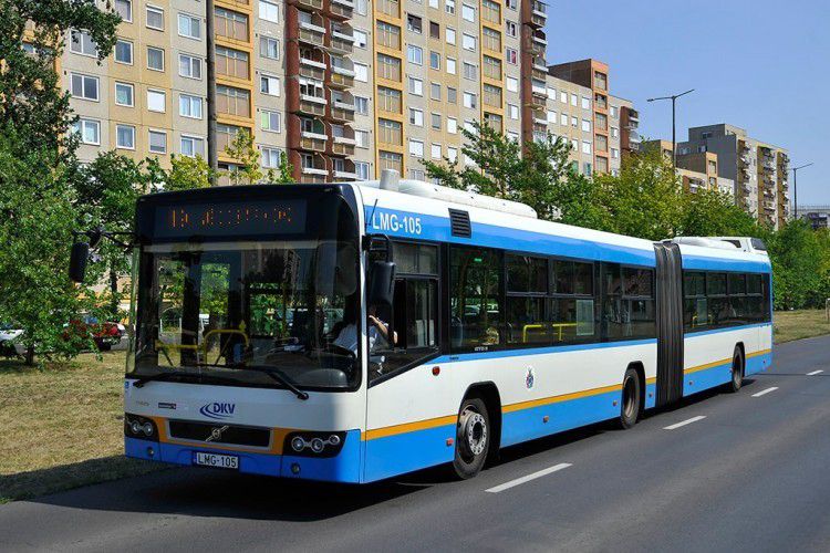 Terelőútvonalon jár egy busz Debrecenben