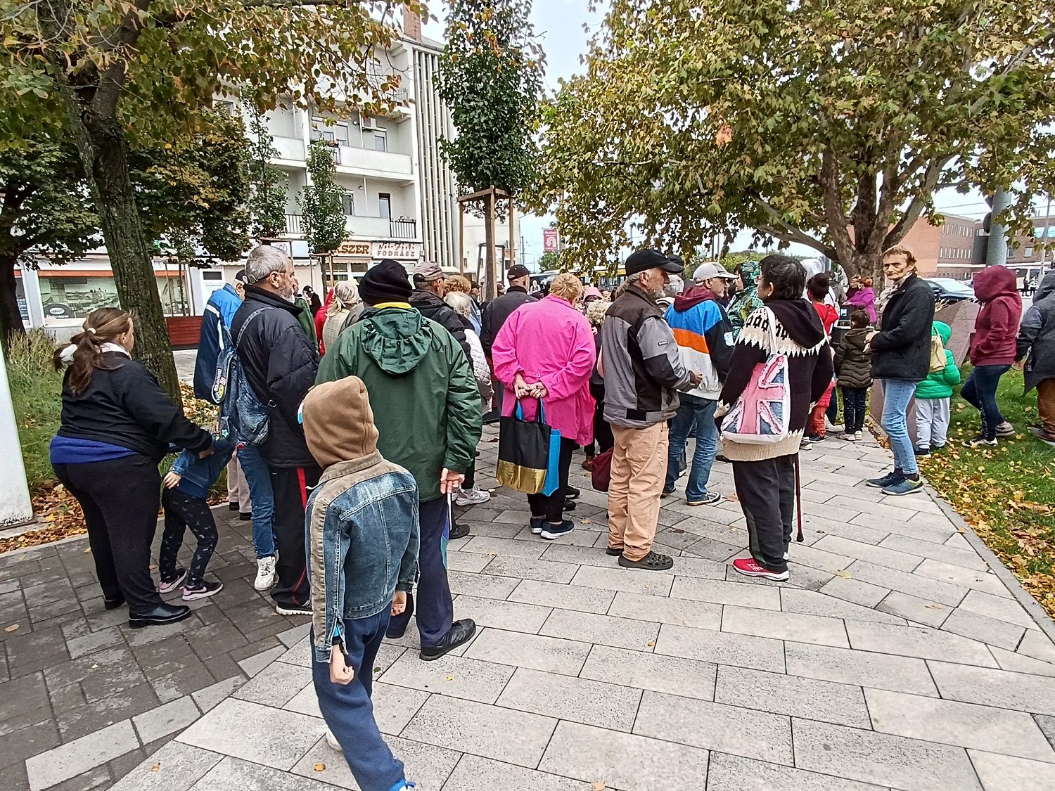 Meleg étellel, kedves szóval várták az éhezőket Debrecenben 