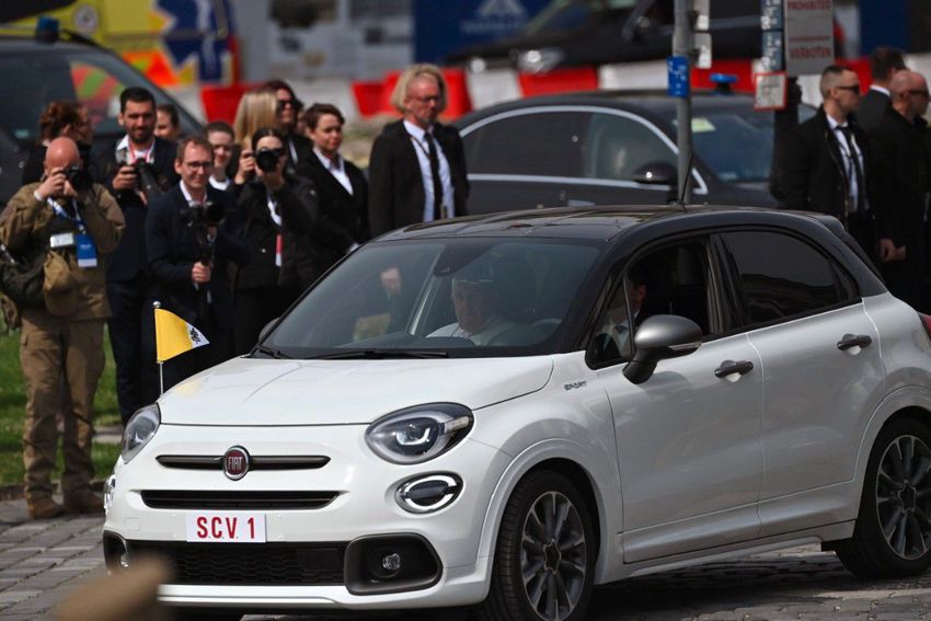 Ferenc pápa egy Fiat 500-assal gördült a Sándor-palota elé