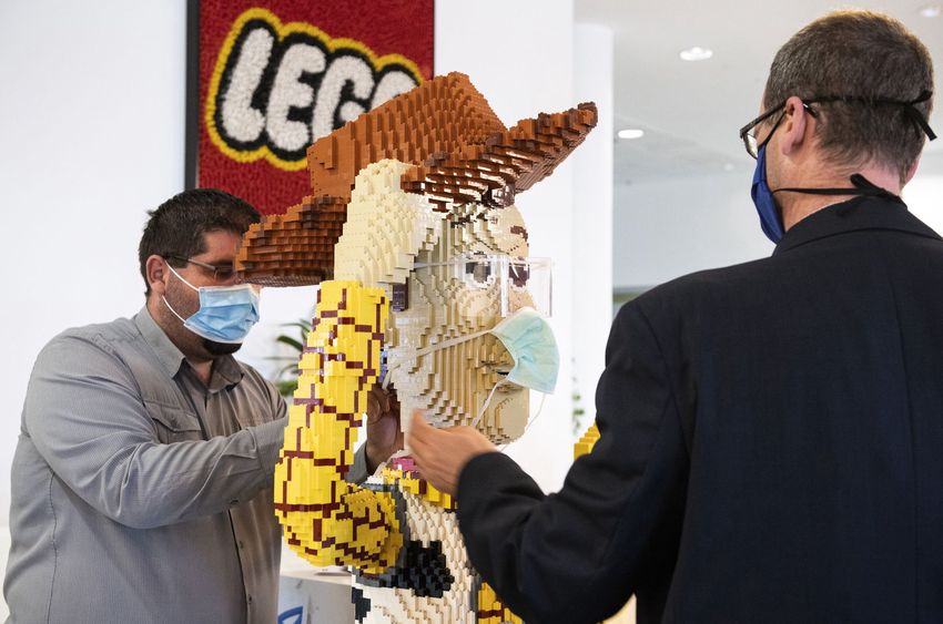 A LEGO 15 ezer védőszemüveget ad nyíregyházi intézményeknek