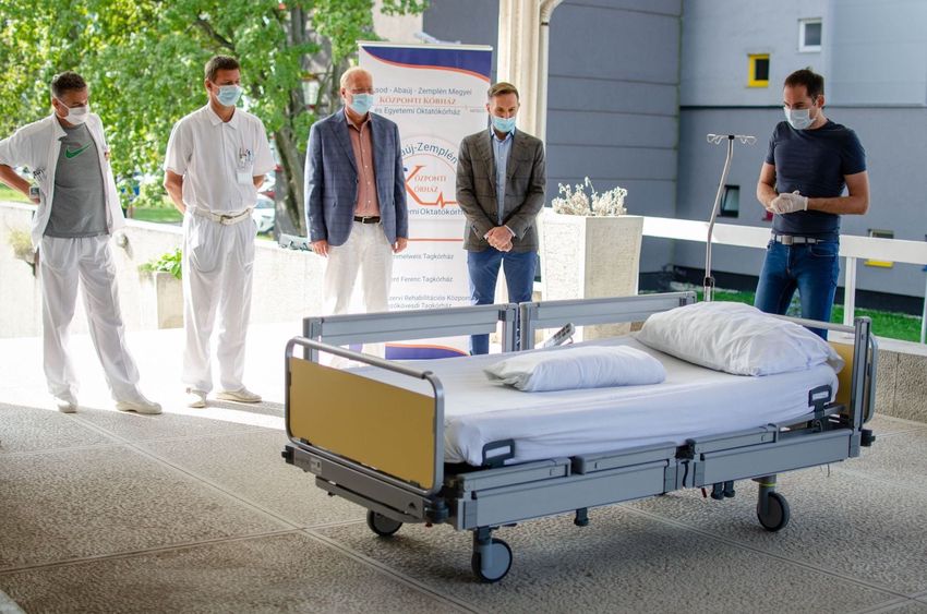 Ágyakat vett a miskolci kórháznak a sajószentpéteri vállalkozó