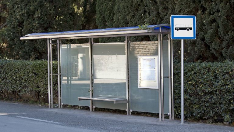 Miskolci buszmegállóban verekedett egy idős nő