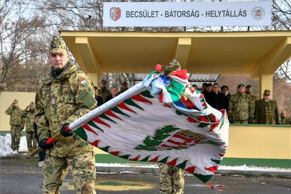Új parancsnoknak engedelmeskednek Debrecenben