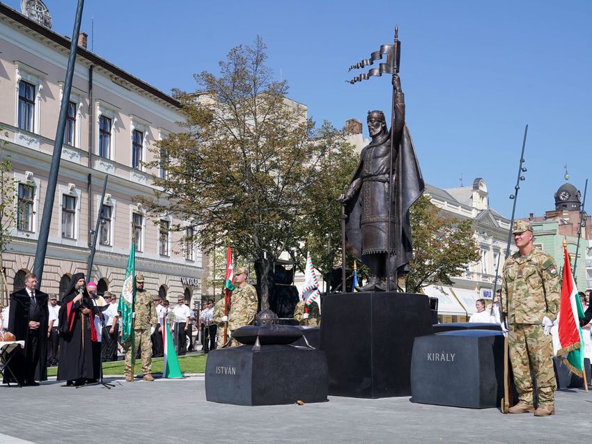 Papp László: Budapesten szivárványos zászló, Debrecenben Szent István-szobor