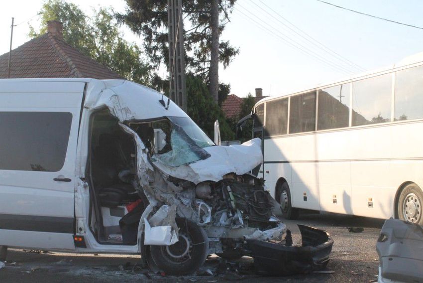 Durva baleset Szamosbecsnél: két busz karambolozott!