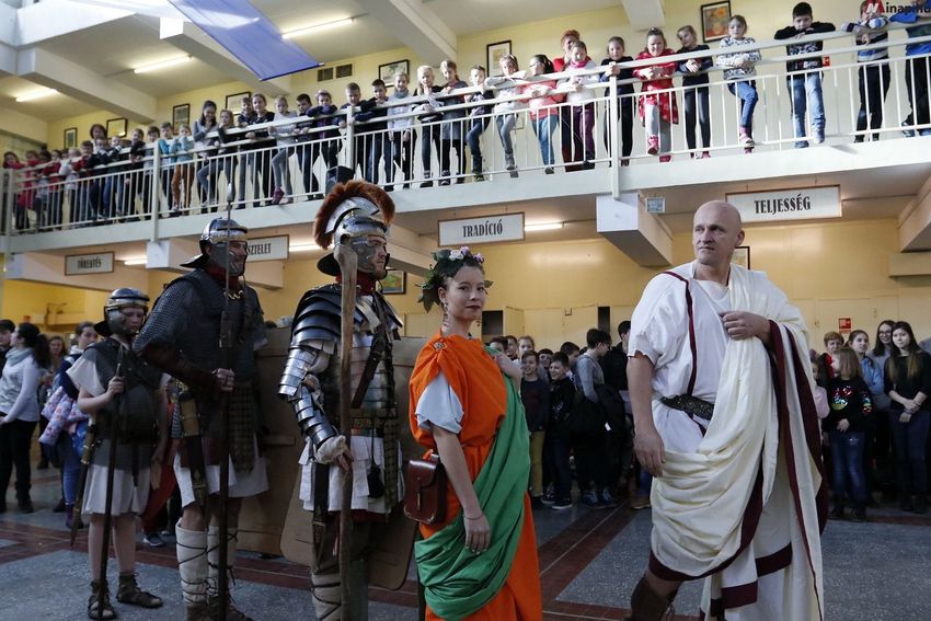 Római legionáriusok lepték meg a miskolci diákokat