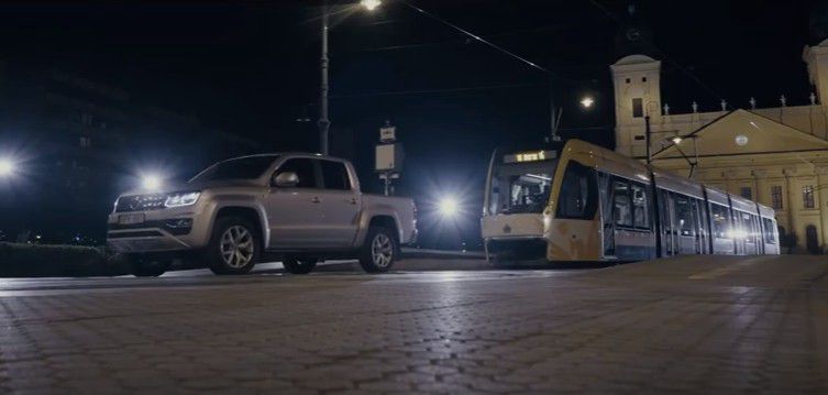 Éjszakai bevetés: egy Volkswagen elhúzta a debreceni CAF-villamost
