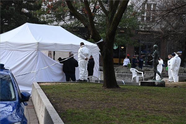 Holtan találtak két őrt egy aláírásgyűjtő sátorban