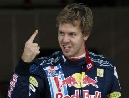 Vettel oktatta a mezőnyt