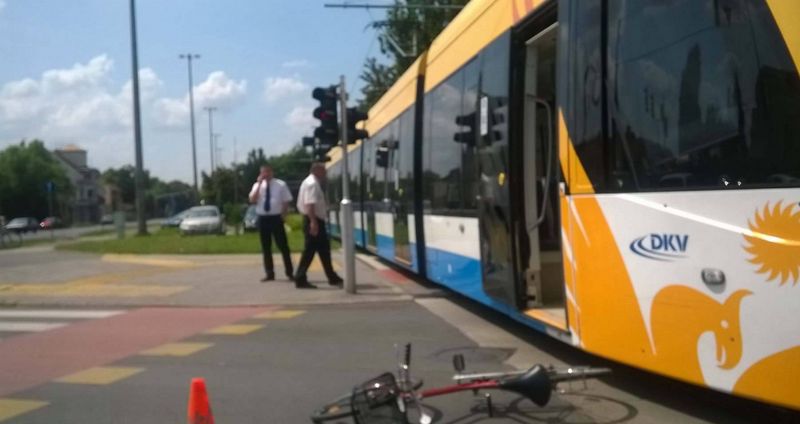 Kerékpáros ütközött a villamossal Debrecenben