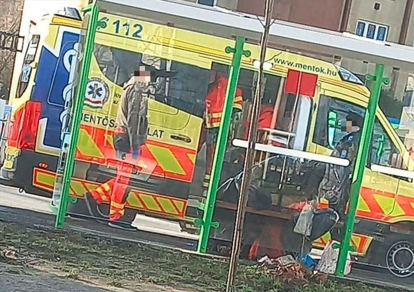 Meghalt egy férfi egy nyíregyházi buszmegállóban