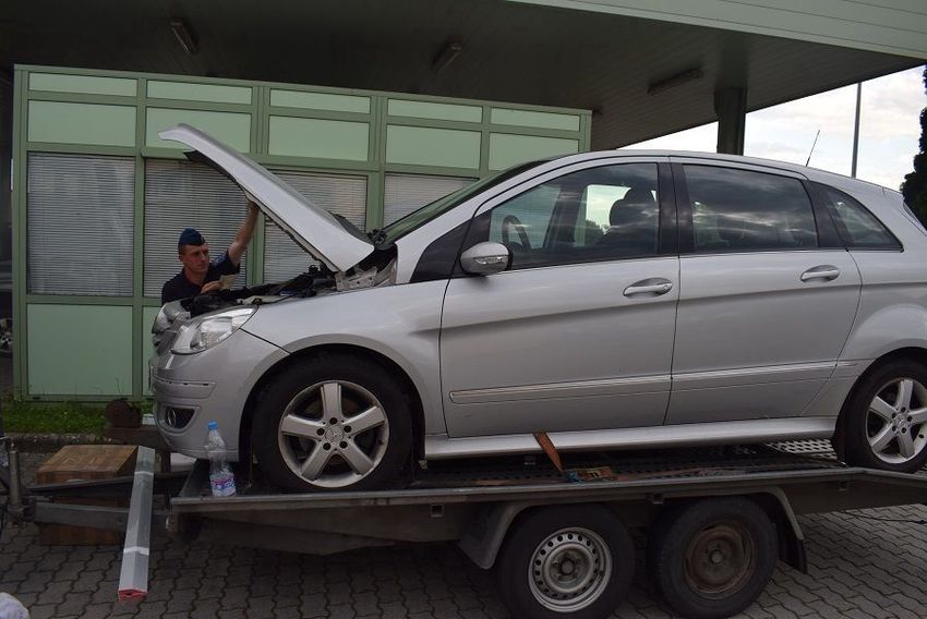 Francia autóval akadtak fenn Csengersimánál