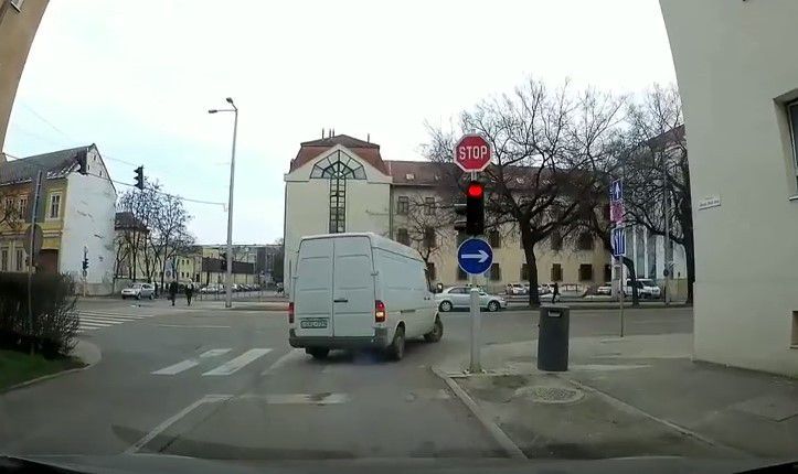Vigyázat! Színvak sofőr ámokfutása Debrecenben!