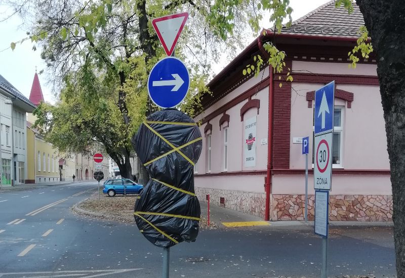 Szó szerint átmeneti nehézség két debreceni utca életében