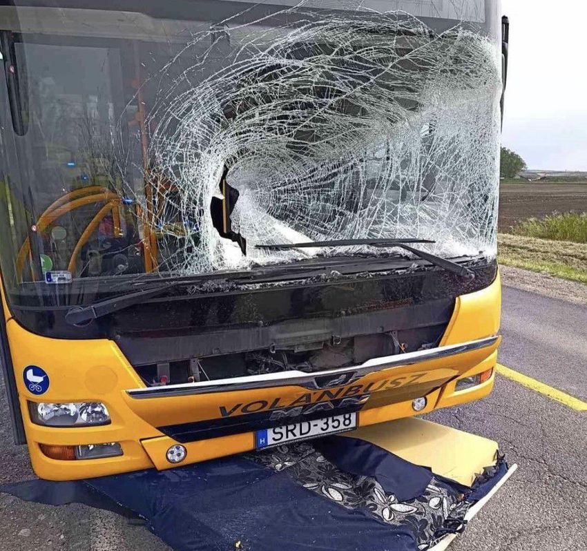 Ripityára tört egy busz szélvédője Edelény és Sajószentpéter között