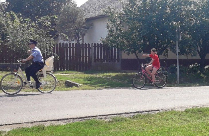 Amikor a biciklis rendőr példát mutat