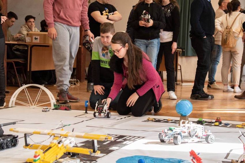 Egy igazi LEGO-robot számára nincs akadály!