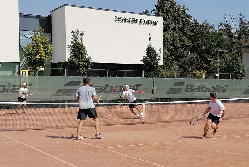 DEAC: megkezdik menetelésüket a férfi teniszezők