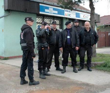 A cigányok félnek, a rendőrök figyelnek Hadházon